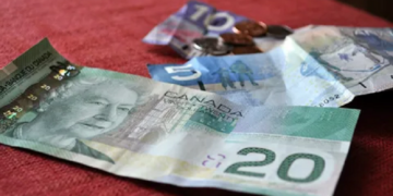 How many Canadians continue to use cash