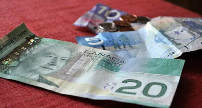 How many Canadians continue to use cash