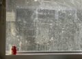 Водный камень на стеклах зданий: коварный враг эстетики и долговечности