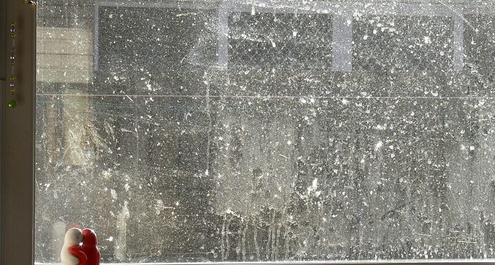Водный камень на стеклах зданий: коварный враг эстетики и долговечности