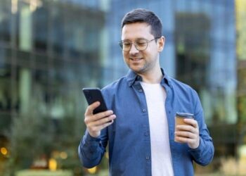 Why mobile connectivity matters for following Canadian news in real time