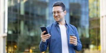 Why mobile connectivity matters for following Canadian news in real time