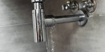 Leaking faucet in the kitchen and bathroom: causes and solutions
