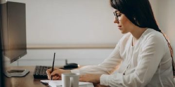 How to Become a UGC Creator (Simple & Real Guide)